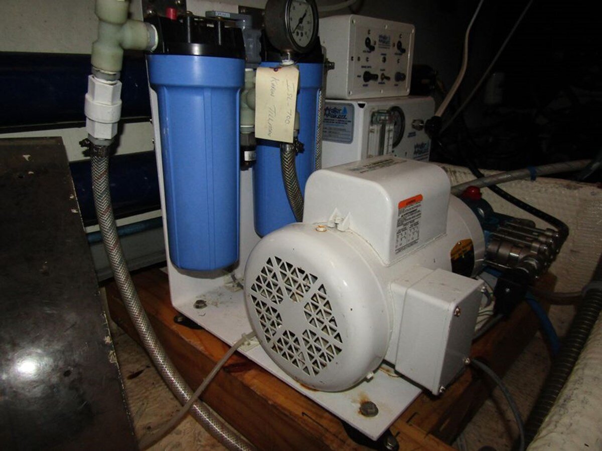 1981-mainship-40-46895a