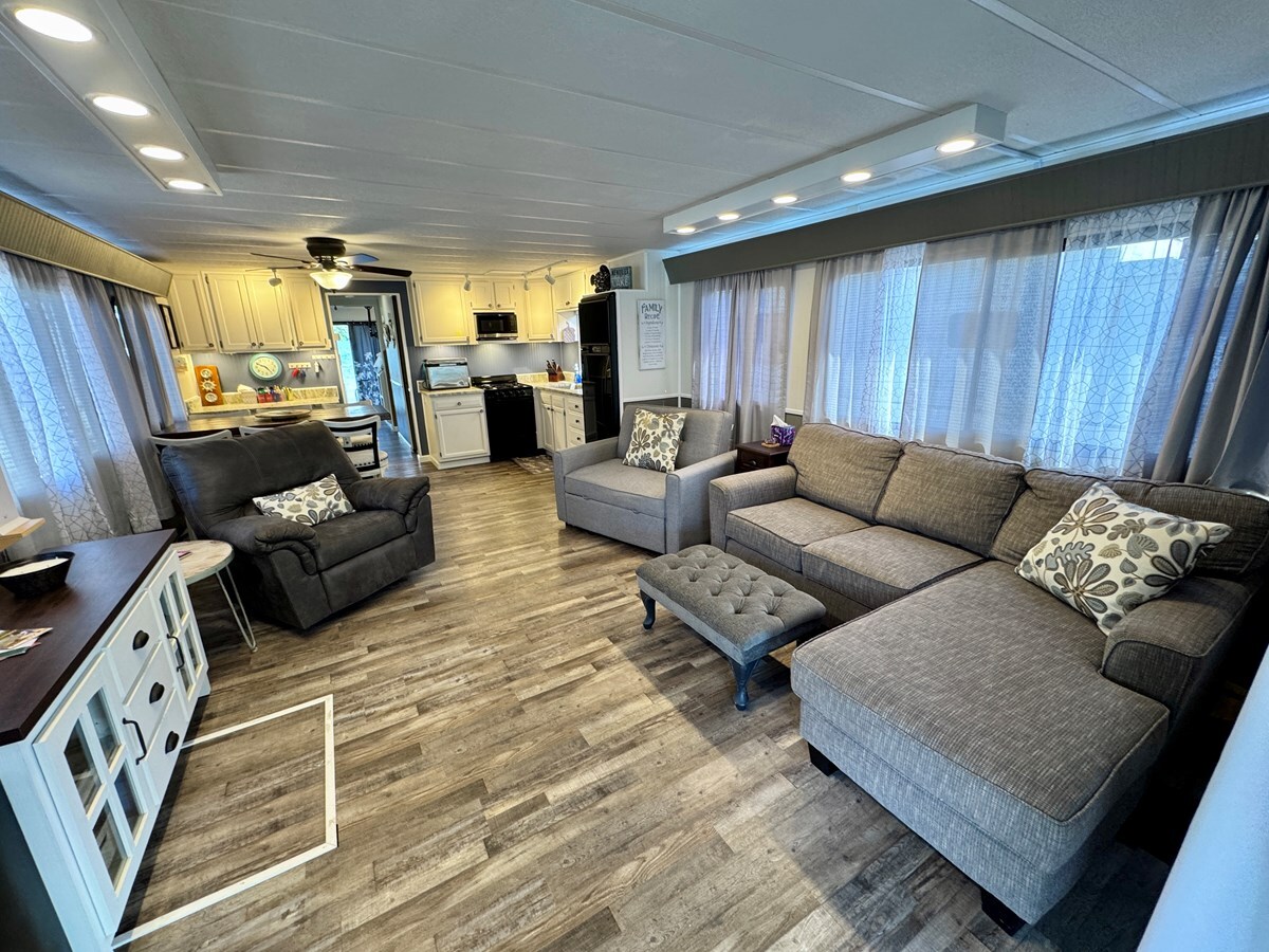 1993-jamestowner-65-61b6d5