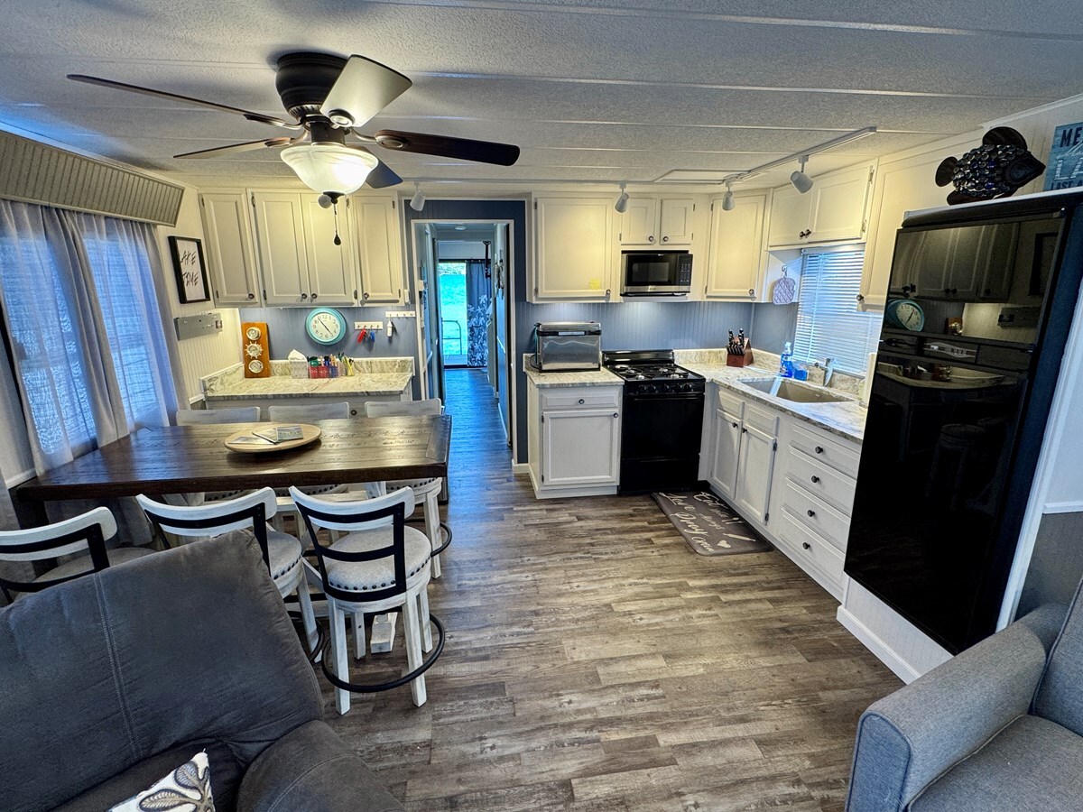 1993-jamestowner-65-61b6d5