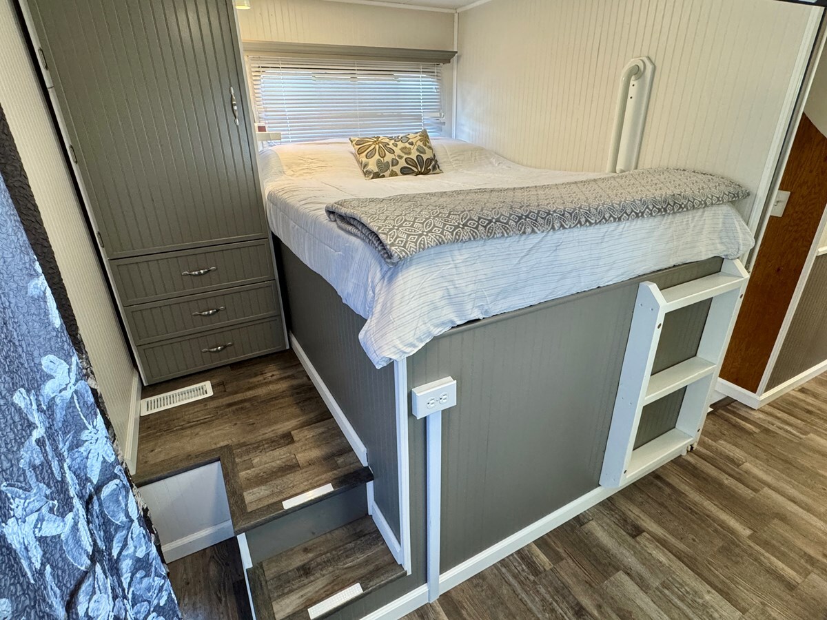 1993-jamestowner-65-61b6d5