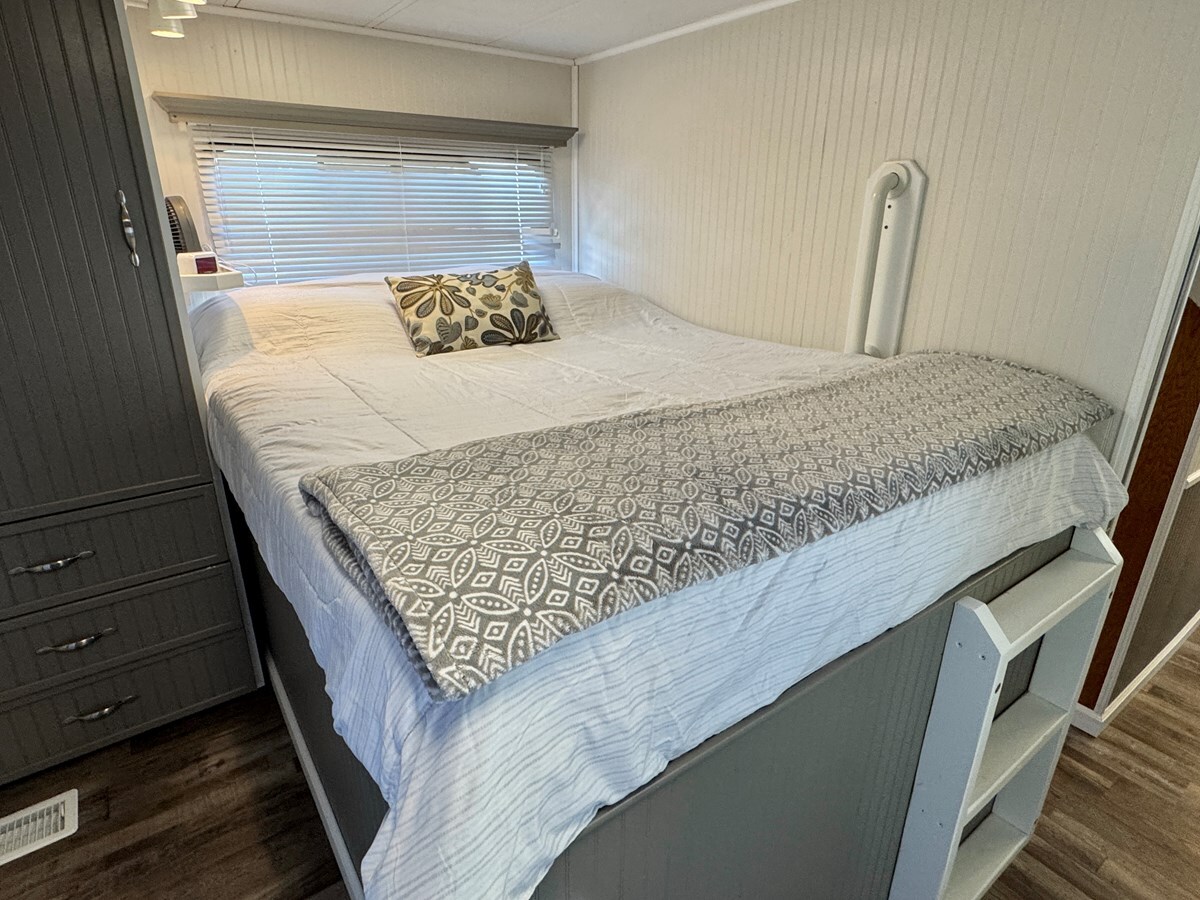 1993-jamestowner-65-61b6d5