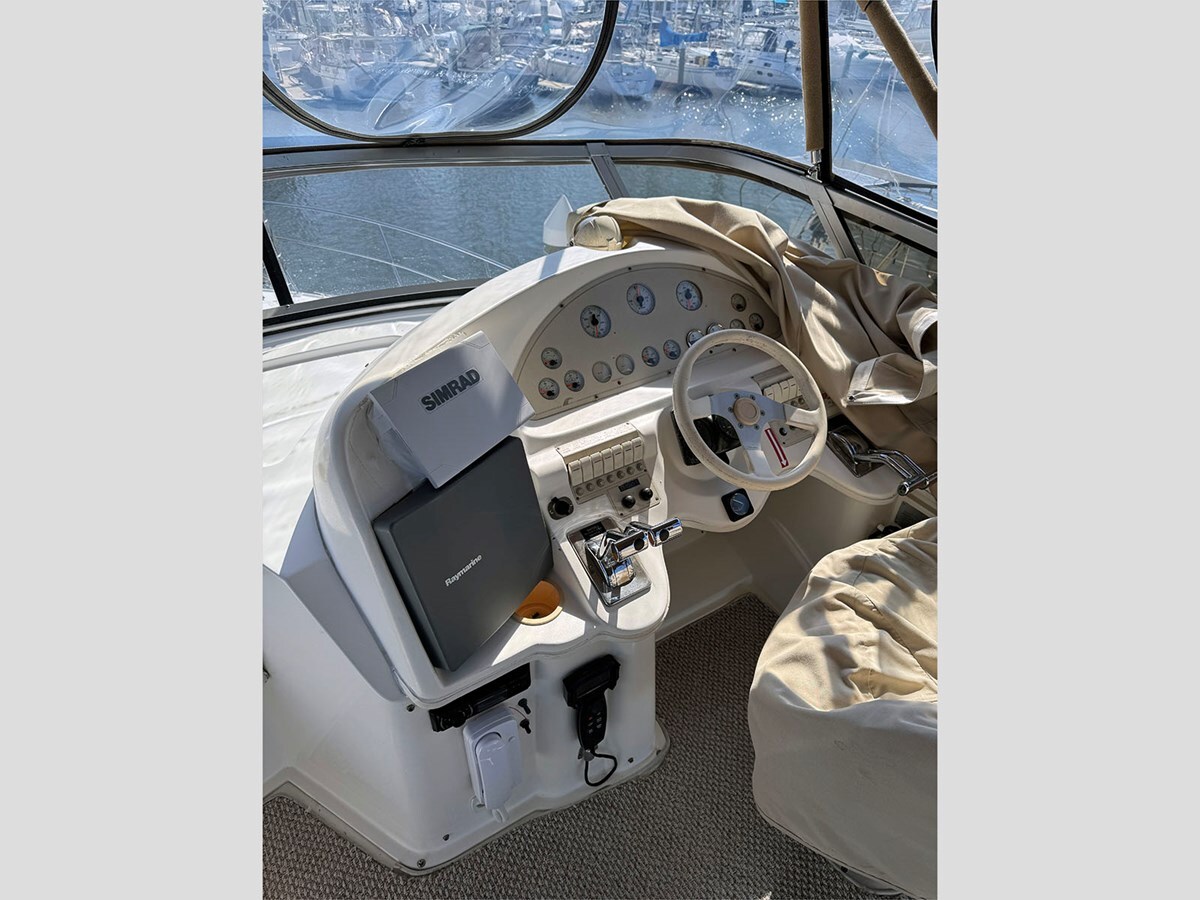 1996-cruisers-yachts-36-1-60fd27