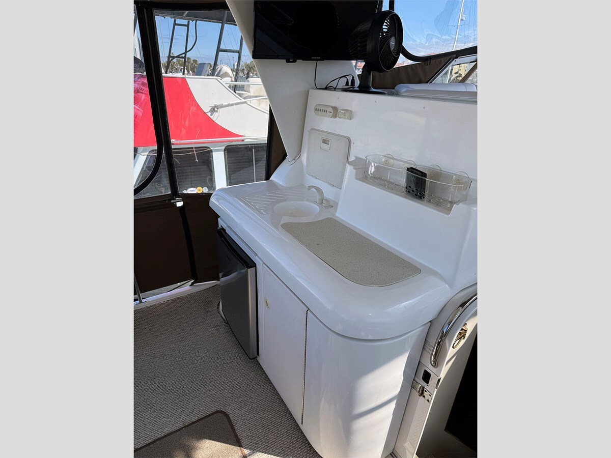 1996-cruisers-yachts-36-1-60fd27