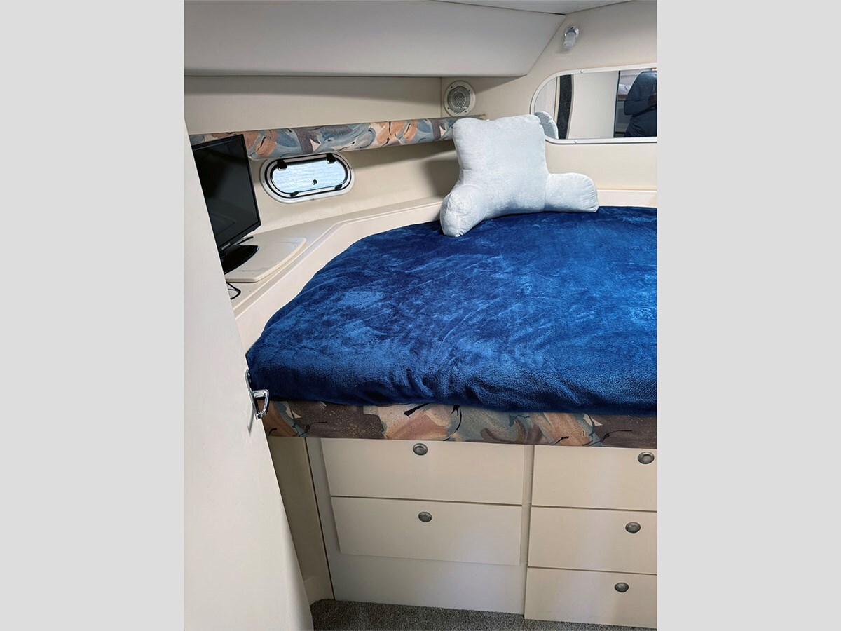 1996-cruisers-yachts-36-1-60fd27