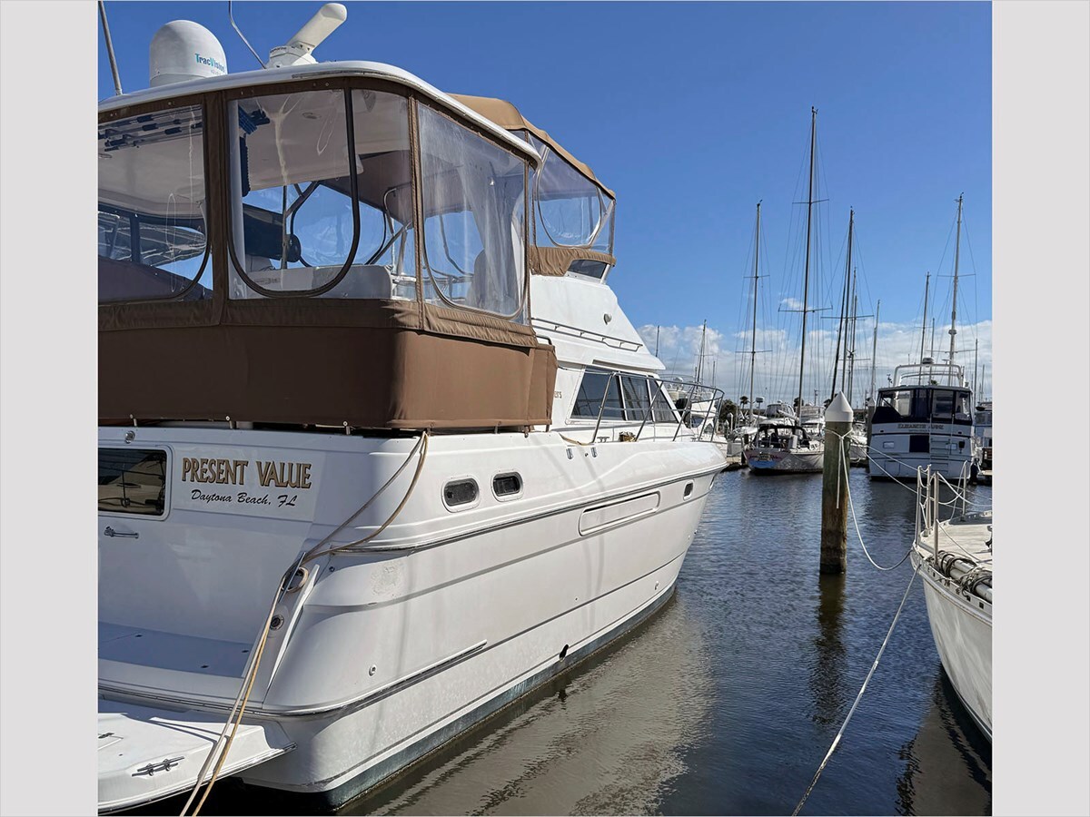 1996-cruisers-yachts-36-1-60fd27