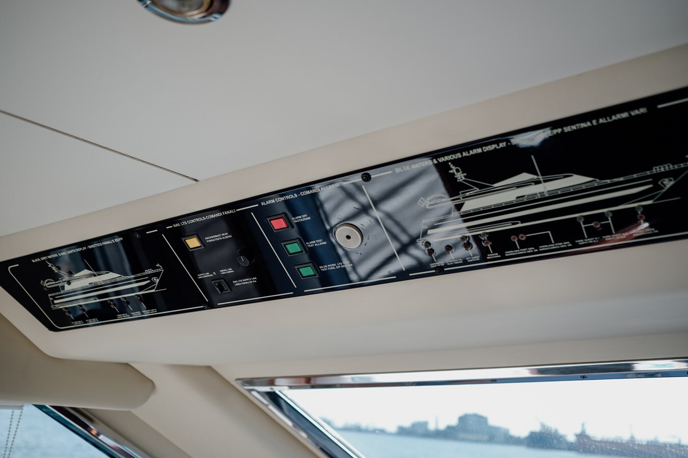 1998 VERSILCRAFT 82' 1