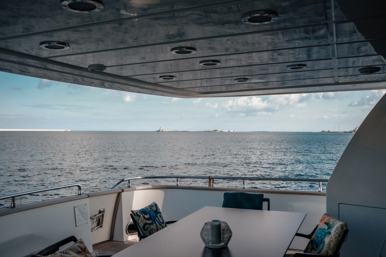 1998 VERSILCRAFT 82' 1