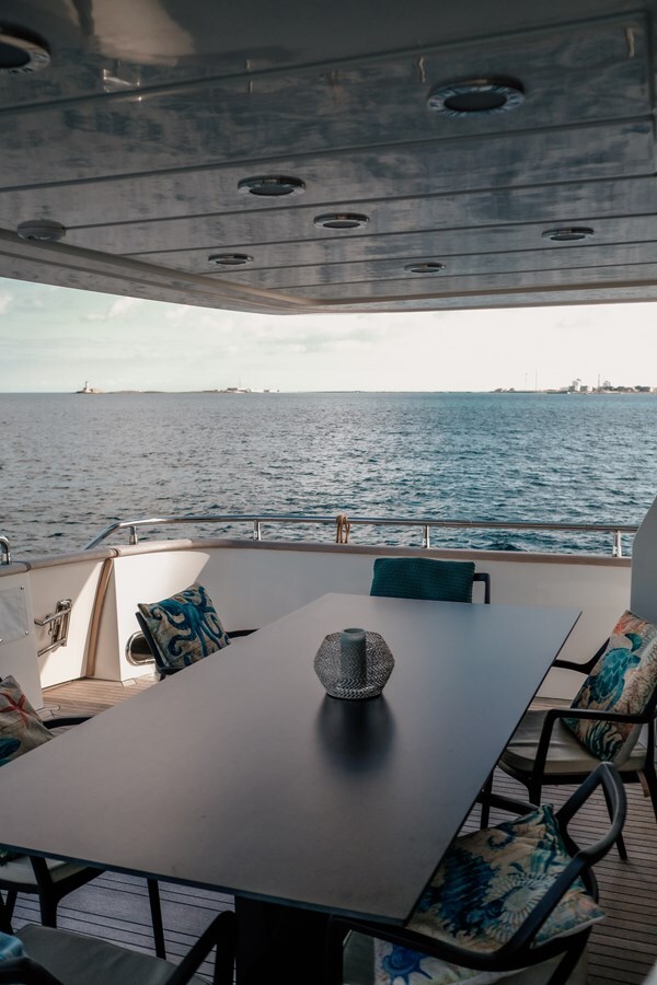 1998 VERSILCRAFT 82' 1