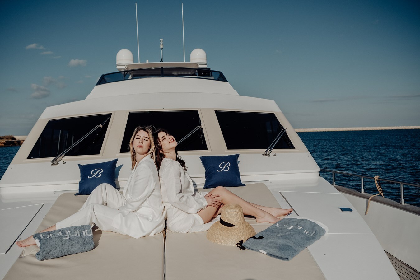 1998 VERSILCRAFT 82' 1