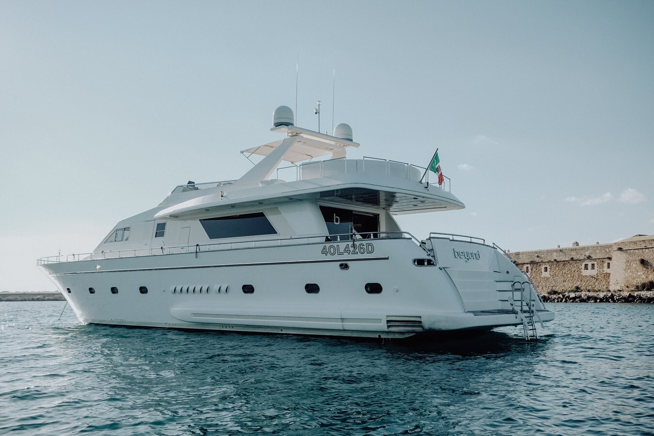 1998 VERSILCRAFT 82' 1