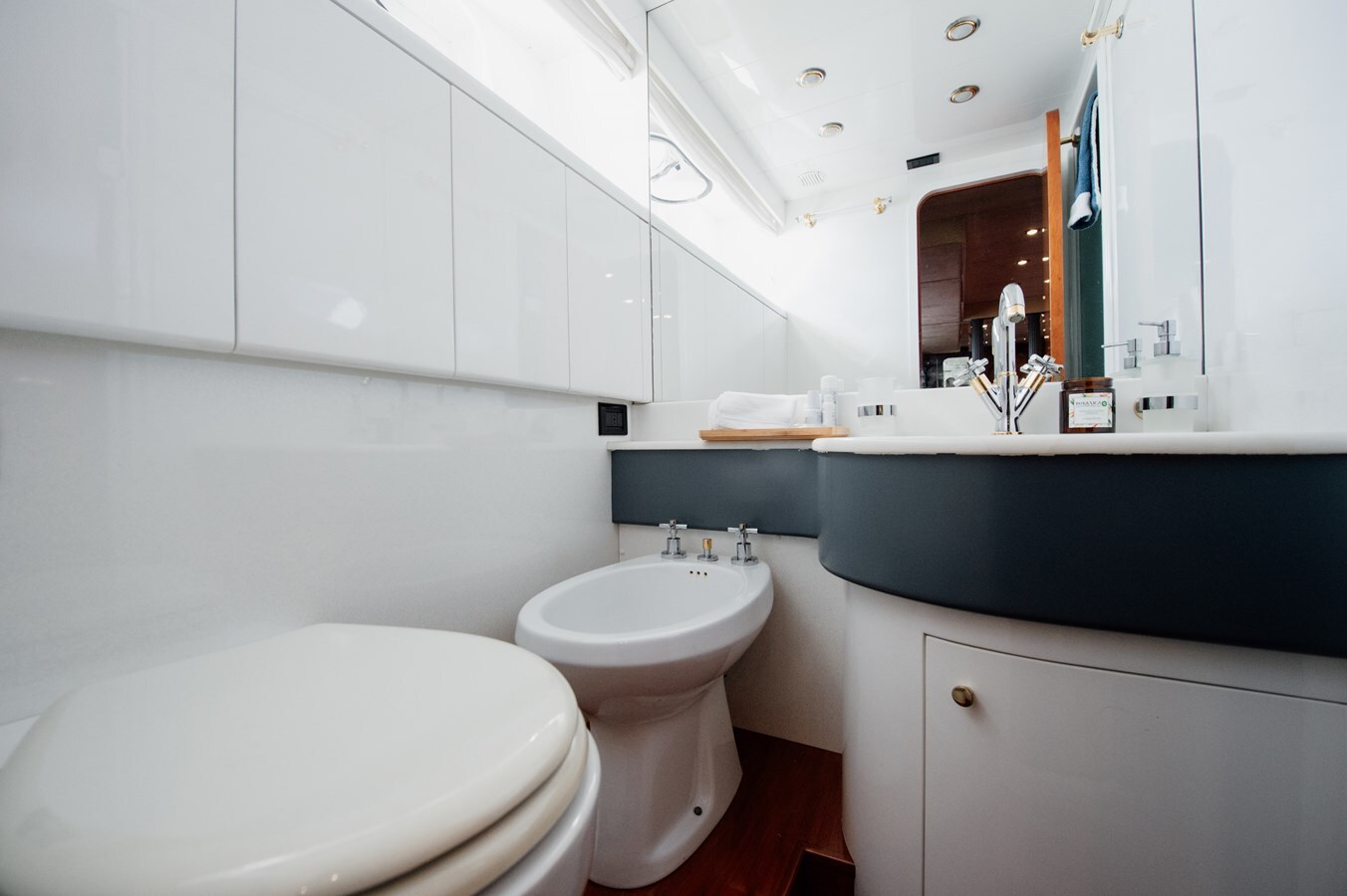 1998 VERSILCRAFT 82' 1