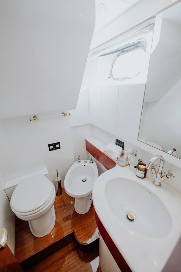 1998 VERSILCRAFT 82' 1