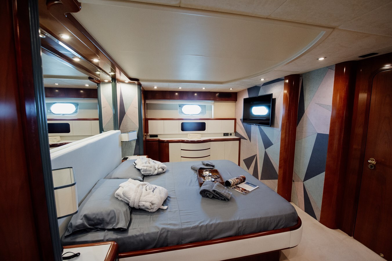 1998 VERSILCRAFT 82' 1