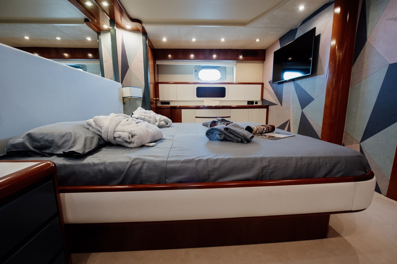 1998 VERSILCRAFT 82' 1