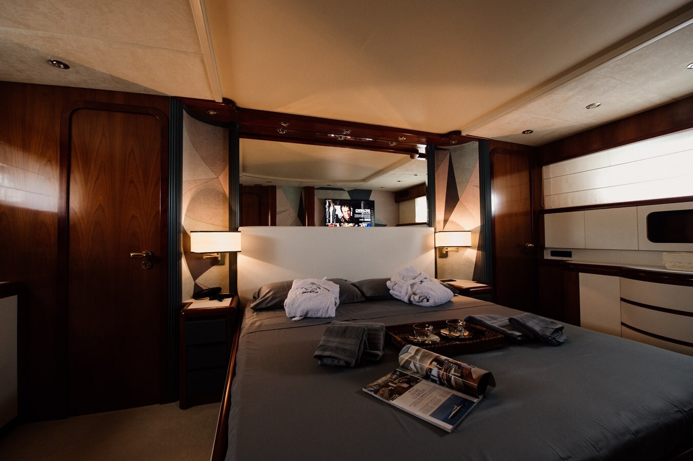 1998 VERSILCRAFT 82' 1