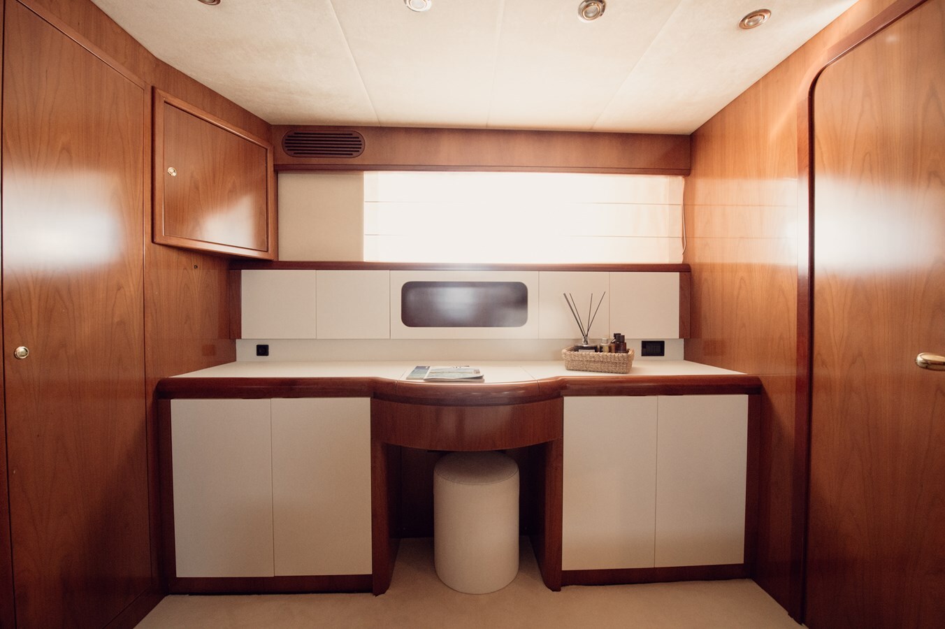 1998 VERSILCRAFT 82' 1