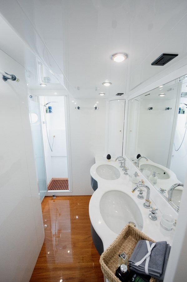 1998 VERSILCRAFT 82' 1