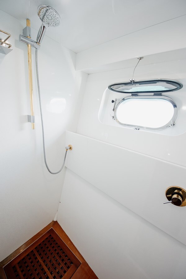 1998 VERSILCRAFT 82' 1