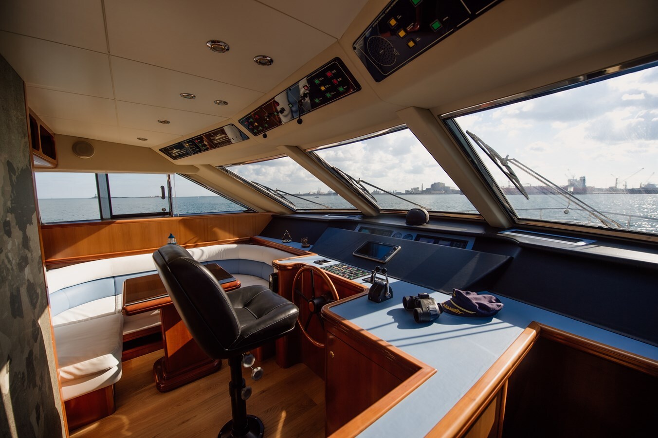 1998 VERSILCRAFT 82' 1