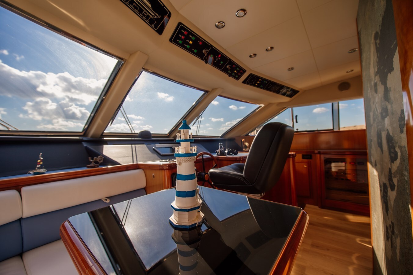 1998 VERSILCRAFT 82' 1