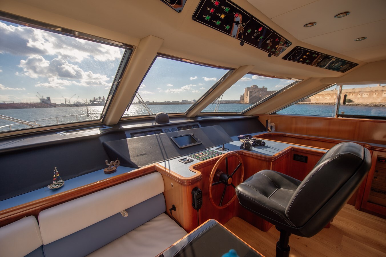 1998 VERSILCRAFT 82' 1