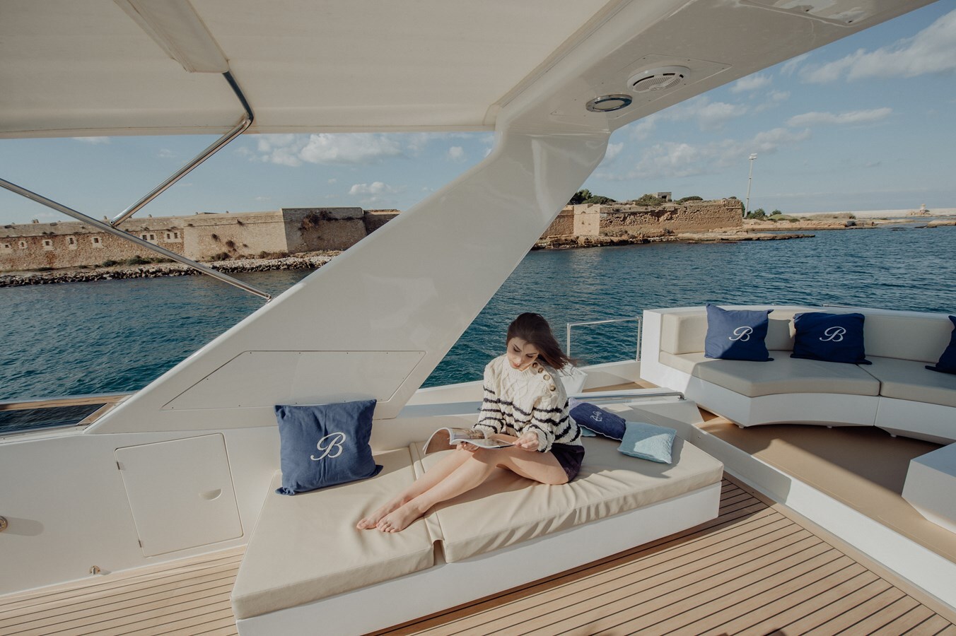 1998 VERSILCRAFT 82' 1