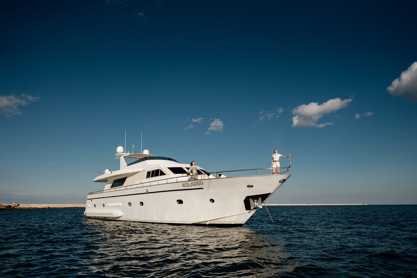 1998 VERSILCRAFT 82' 1