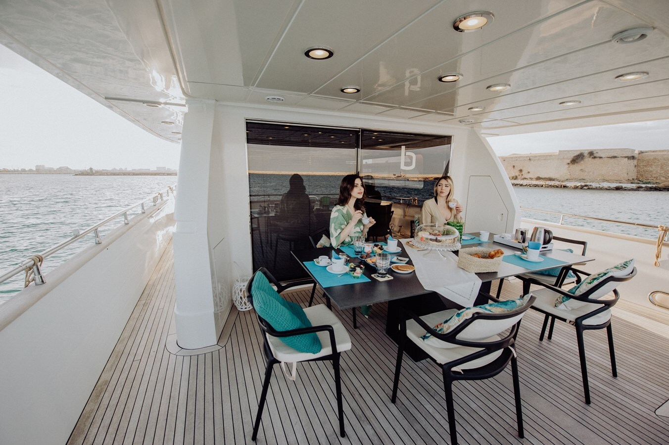 1998 VERSILCRAFT 82' 1