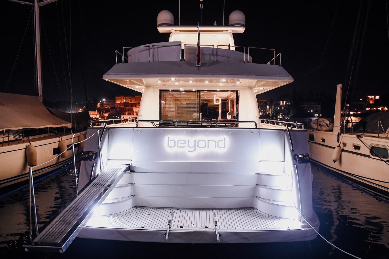 1998 VERSILCRAFT 82' 1