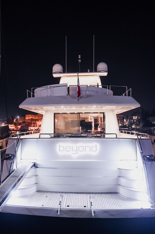 1998 VERSILCRAFT 82' 1