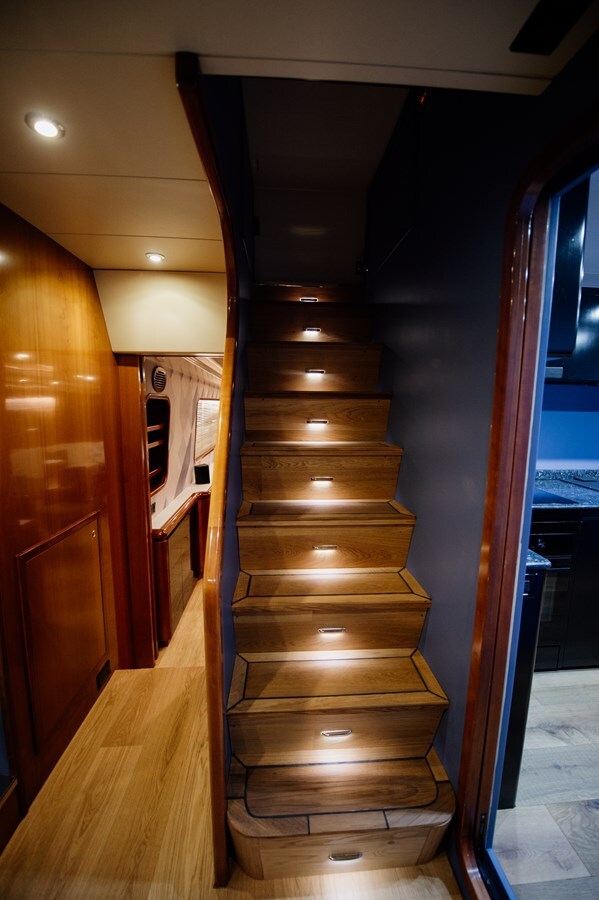 1998 VERSILCRAFT 82' 1