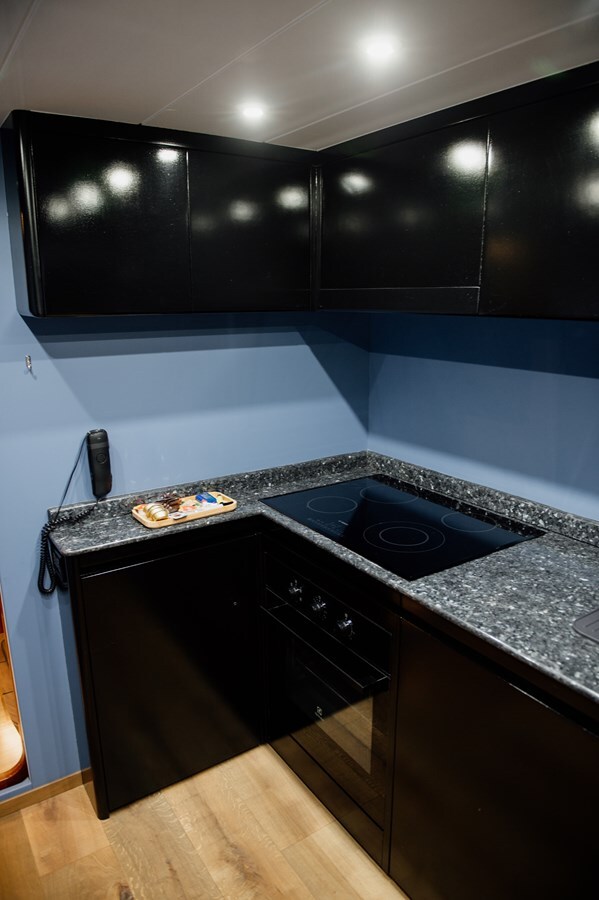 1998 VERSILCRAFT 82' 1