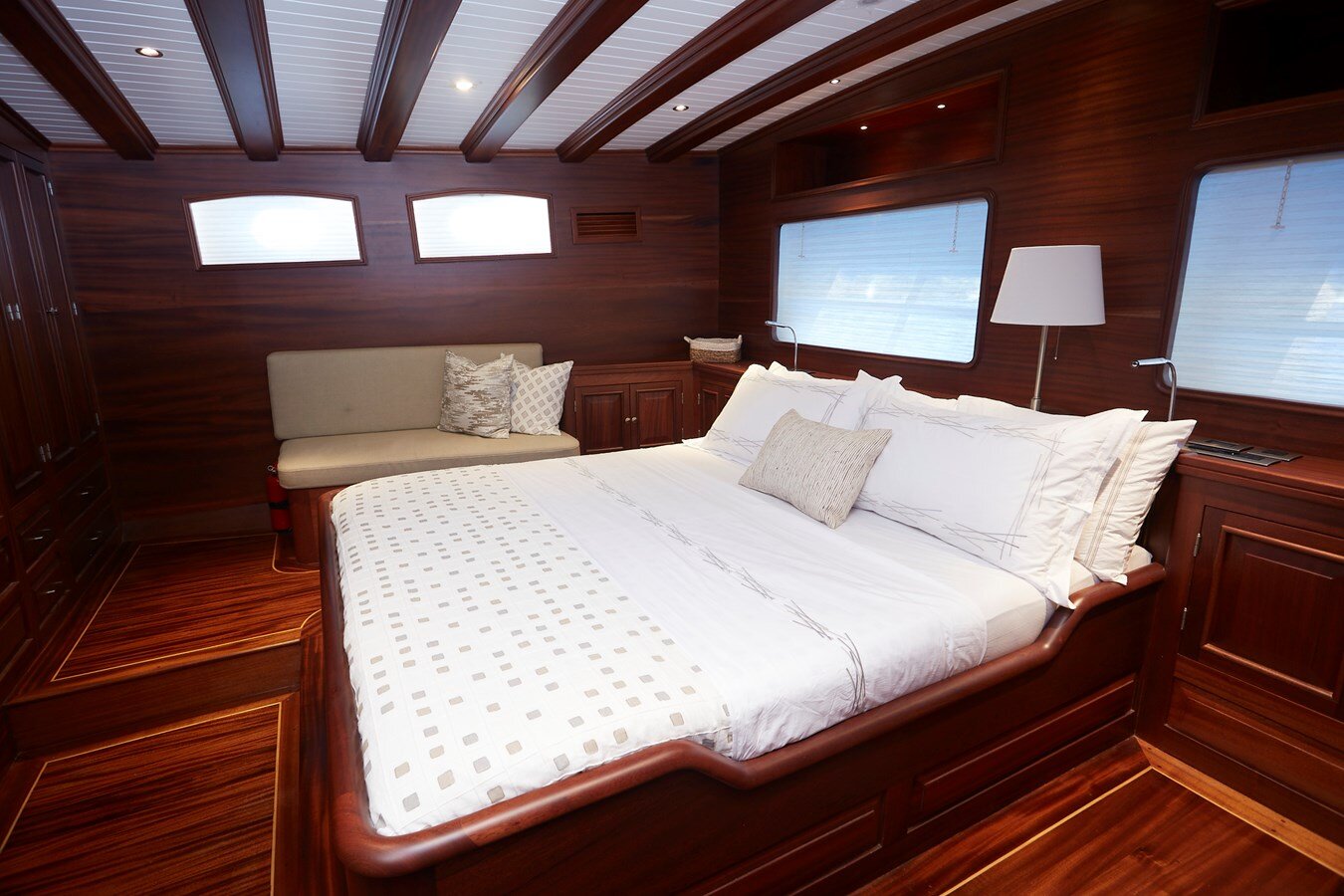 2000-1-hull-124-9-199404