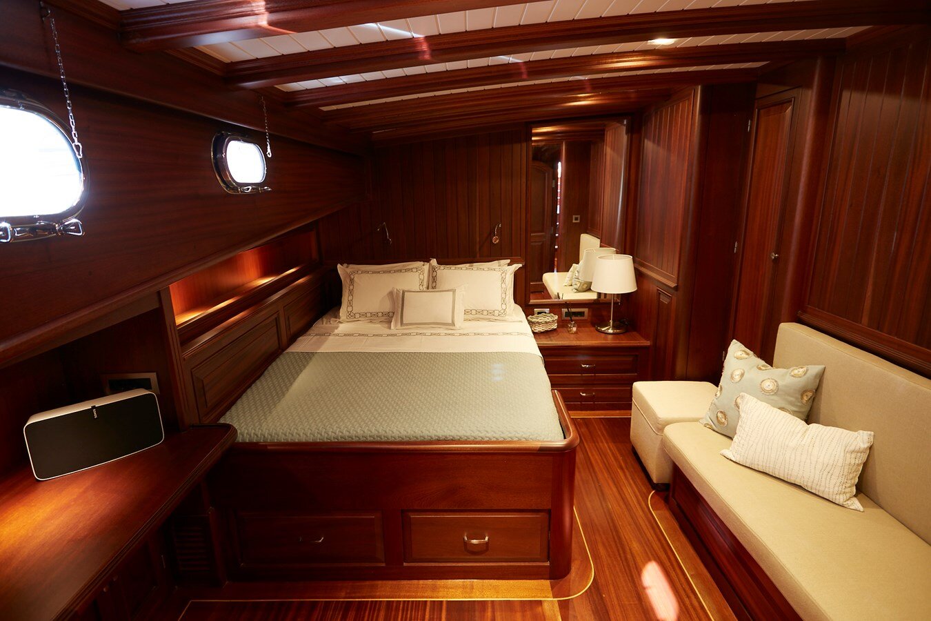 2000-1-hull-124-9-199404