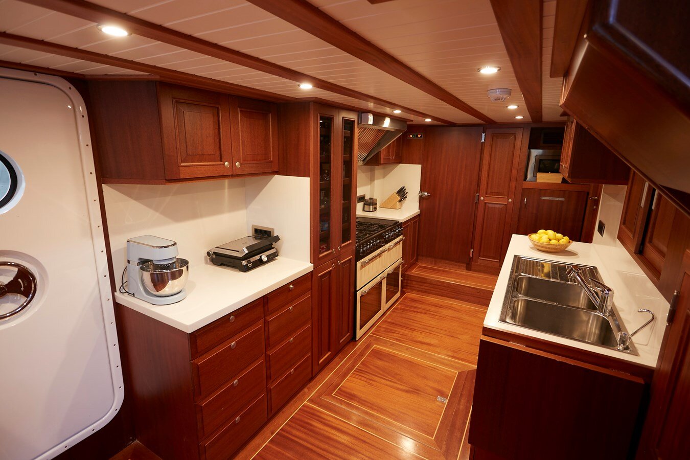 2000-1-hull-124-9-199404