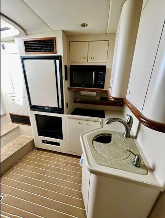 2000-cruisers-yachts-37-8f8f81