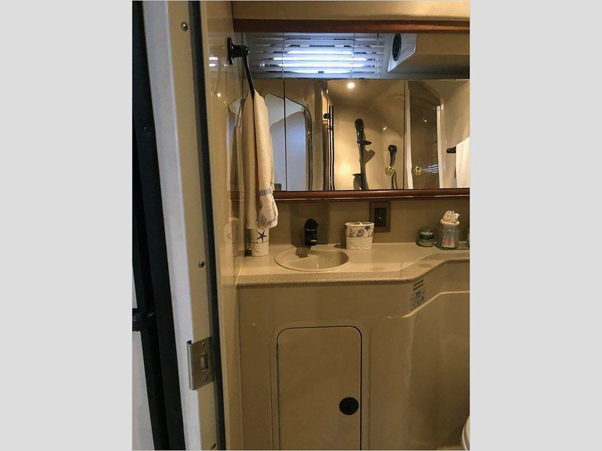 2000-cruisers-yachts-42-70ee41