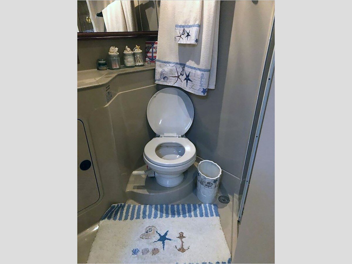 2000-cruisers-yachts-42-70ee41