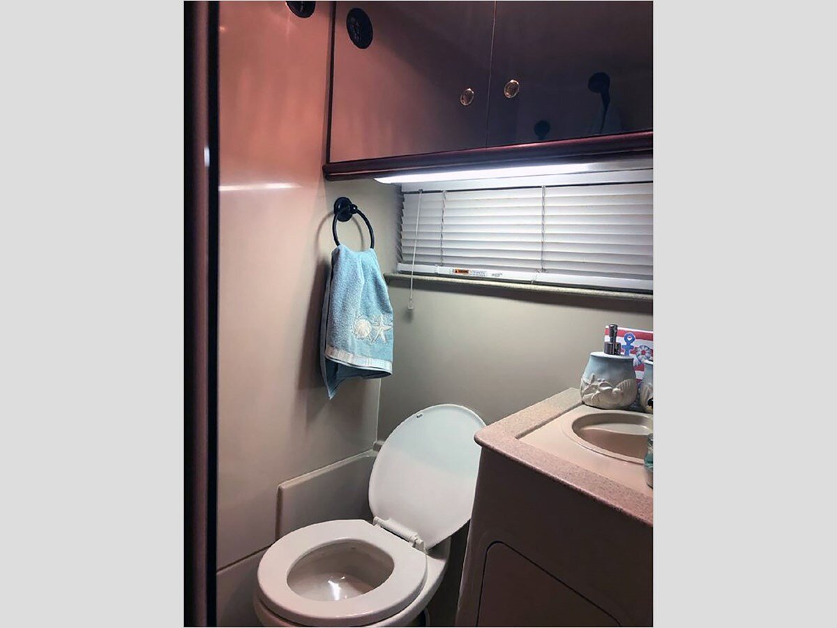 2000-cruisers-yachts-42-70ee41