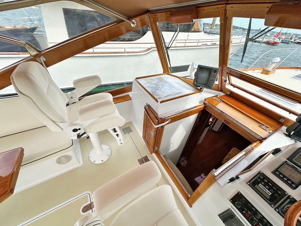 2000-morris-yachts-43-11-165017