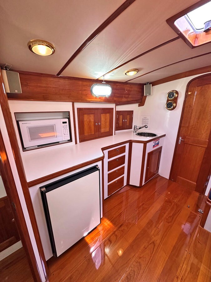 2000-morris-yachts-43-11-165017