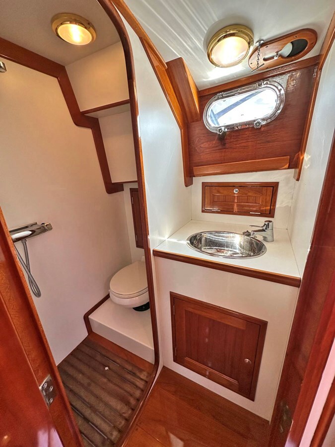 2000-morris-yachts-43-11-165017