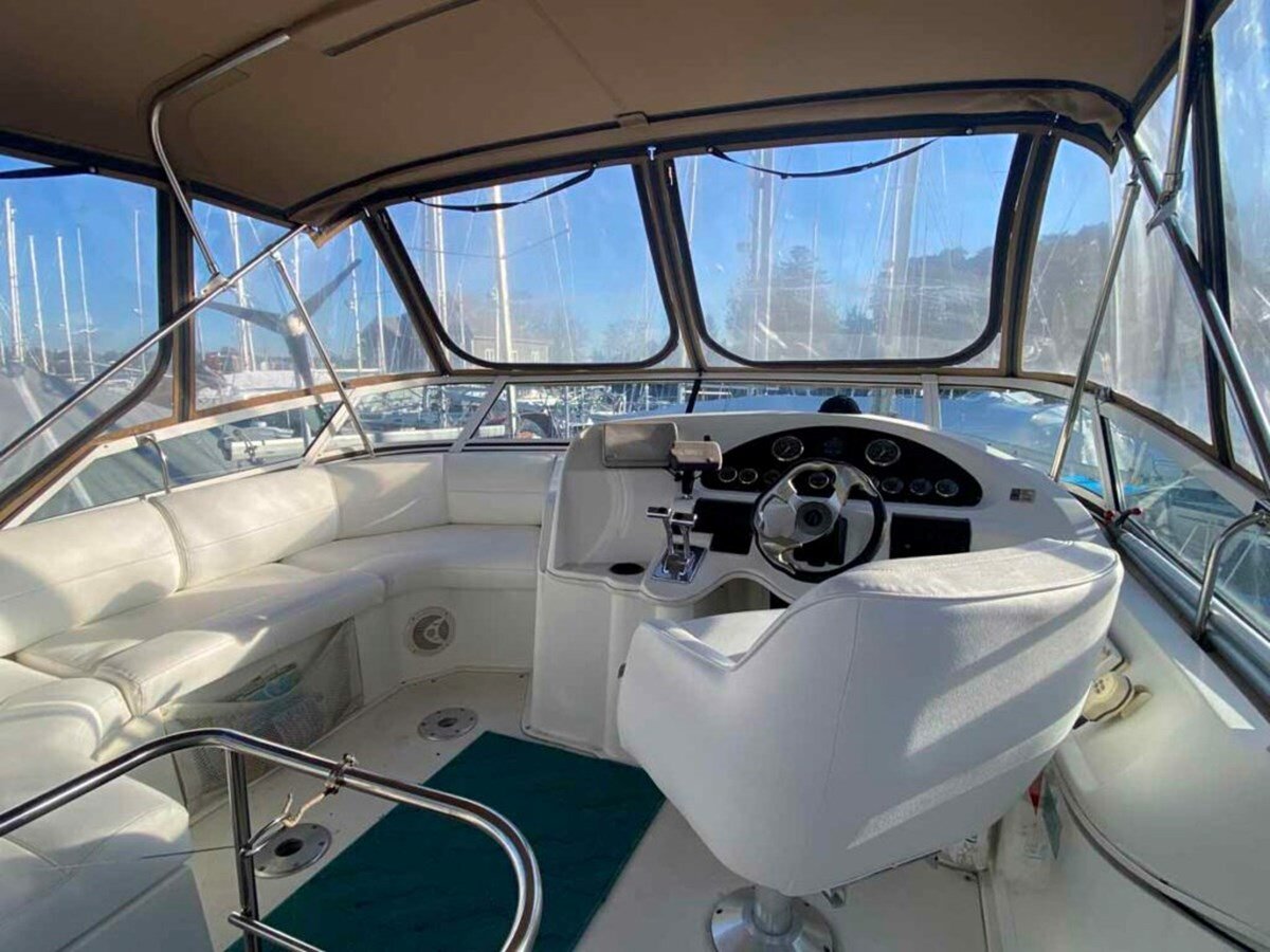 2001-cruisers-yachts-37-3ef7e6