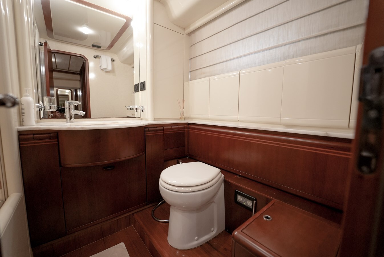 2001-ferretti-80-7-dc1b90