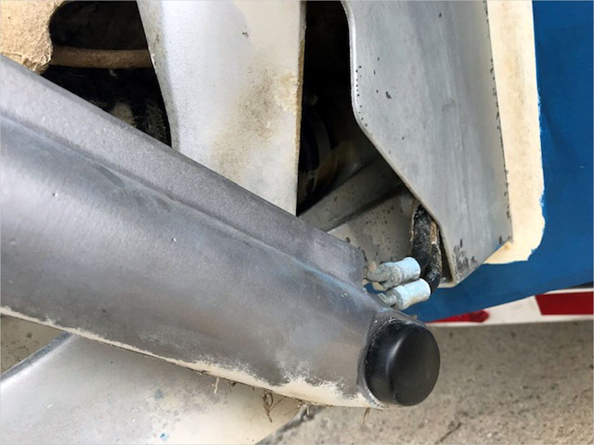 2001-pursuit-28-0b3c4d