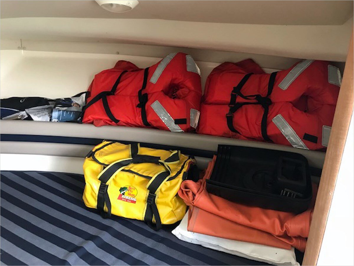 2001-pursuit-28-0b3c4d