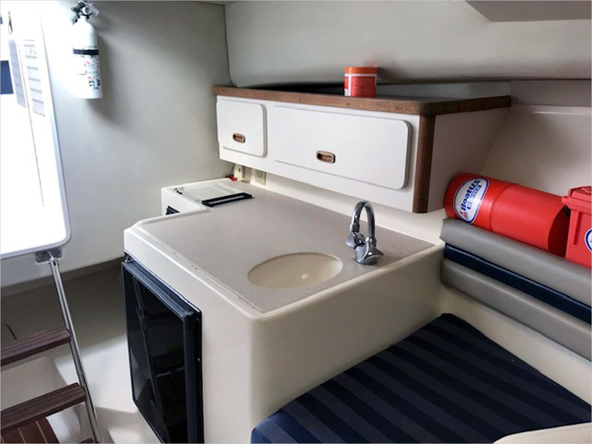 2001-pursuit-28-0b3c4d