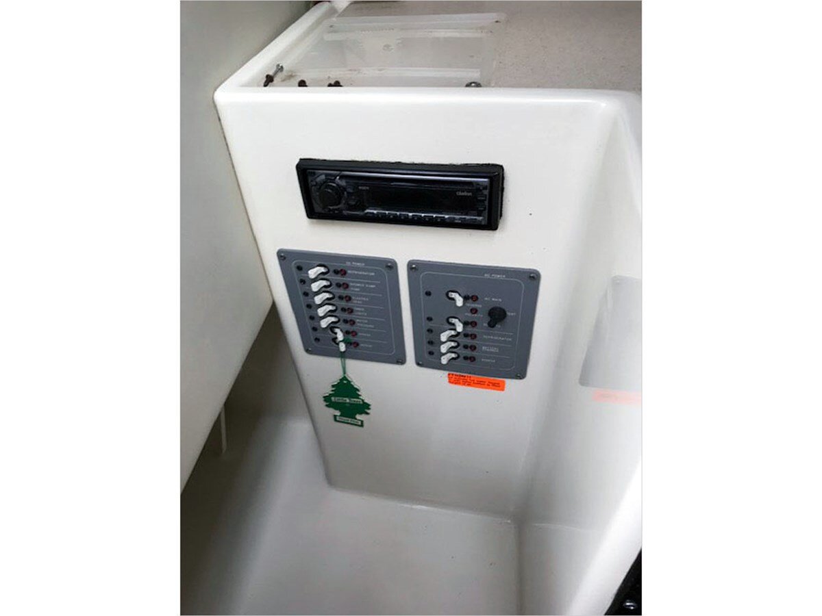 2001-pursuit-28-0b3c4d