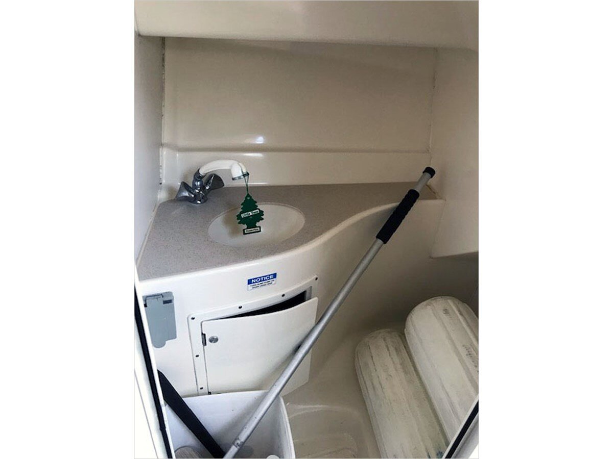 2001-pursuit-28-0b3c4d