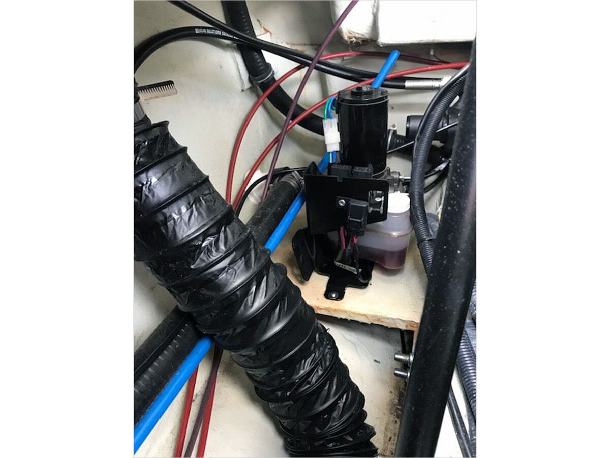 2001-pursuit-28-0b3c4d